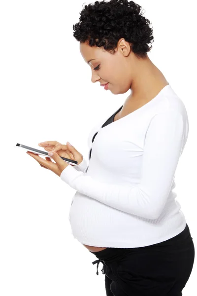 Femme enceinte se détendre avec une tablette d'ordinateur — Photo