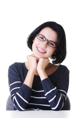 mujer bonita, feliz, joven sentado en el escritorio