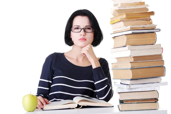 Jonge student vrouw studeren aan de balie — Stockfoto