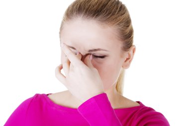 Sinüs basıncı ağrısı olan genç bir kadın.