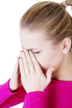 Sinüs basıncı ağrısı olan genç bir kadın.