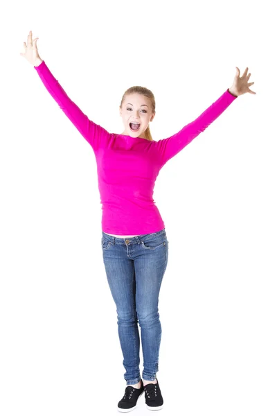 Возбужденная счастливая женщина с поднятыми руками — стоковое фото