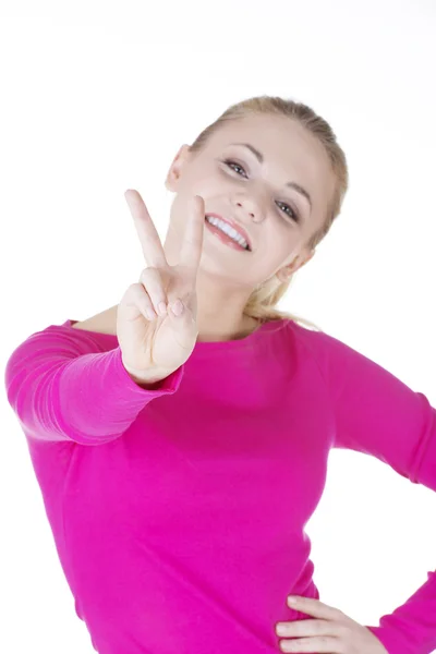 Χαρούμενος νεαρός έφηβος κορίτσι που παρουσιάζει το σήμα της νίκης — Φωτογραφία Αρχείου