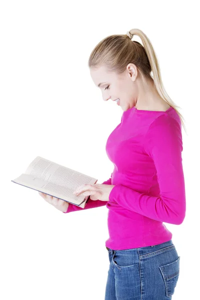 Mujer rubia leyendo libro — Foto de Stock