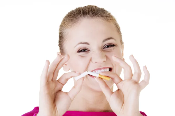 Junge Frau mit kaputter Zigarette. — Stockfoto