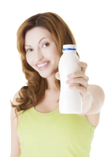 Gelukkige vrouw met fles kefir — Stockfoto