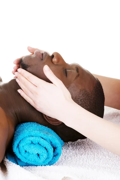 Schwarz mann recaiving kopf massage bei spa. — Stockfoto