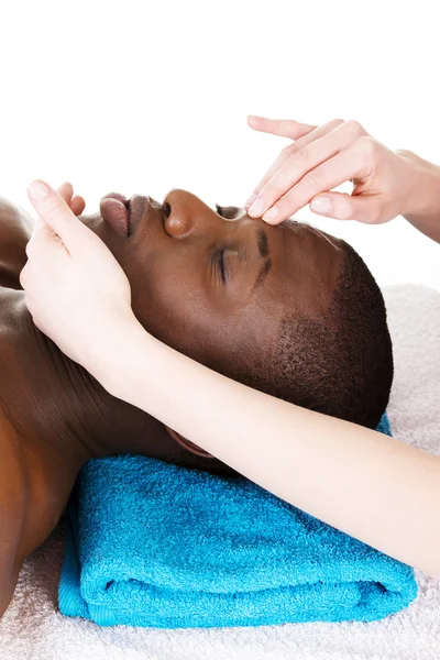 Preto homem recaiving cabeça massagem no spa . — Fotografia de Stock