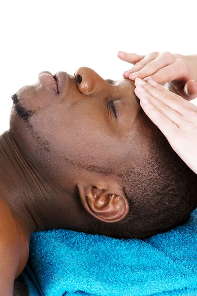 Preto homem recaiving cabeça massagem no spa . — Fotografia de Stock