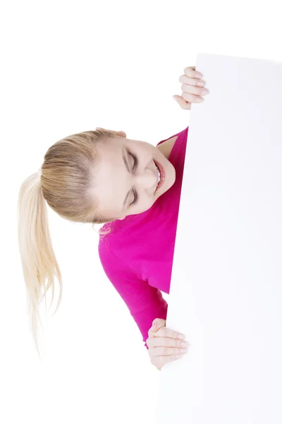 Retrato joven feliz mujer con tablero en blanco —  Fotos de Stock