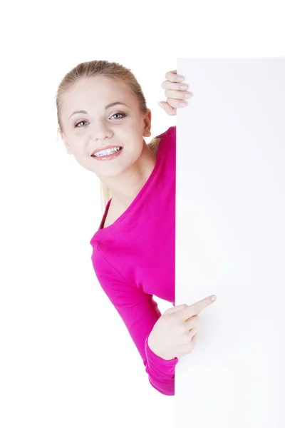 Retrato jovem mulher feliz com placa em branco — Fotografia de Stock