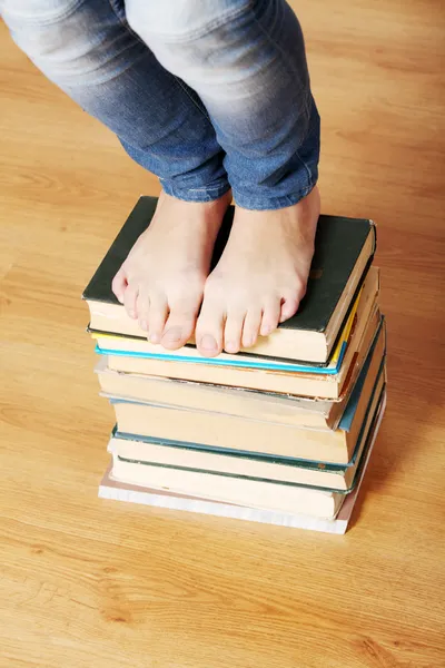 Chica de pie en los libros — Foto de Stock