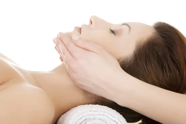 Vrouw genieten van het ontvangen van gezicht massage — Stockfoto
