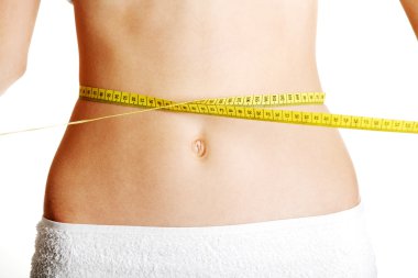 Göğüsleri tomurcuk gibi kabarmış,