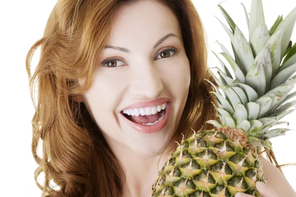 Mulher feliz com frutas frescas de abacaxi — Fotografia de Stock