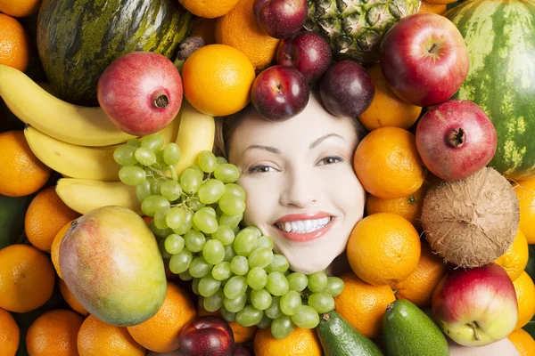 Rosto de mulher em frutas — Fotografia de Stock