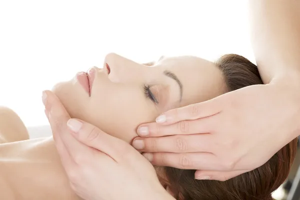 Vrouw genieten van het ontvangen van gezicht massage — Stockfoto