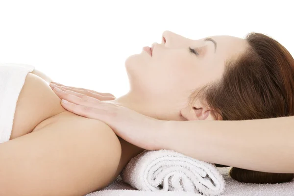 Mulher atraente relaxante sendo massageado — Fotografia de Stock