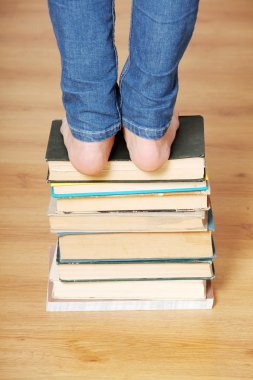 Kitaplar üzerinde duran kız