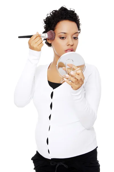 Gravid kvinna gör en makeup. — Stockfoto