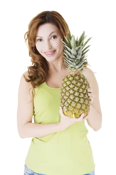 Mulher feliz com frutas frescas de abacaxi — Fotografia de Stock