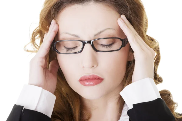 Mujer de negocios con dolor de cabeza sosteniendo la cabeza — Foto de Stock