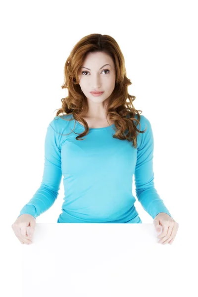 Mujer feliz con tablero en blanco — Foto de Stock