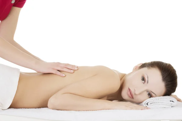 Preaty donna rilassante beeing massaggiato in spa — Foto Stock