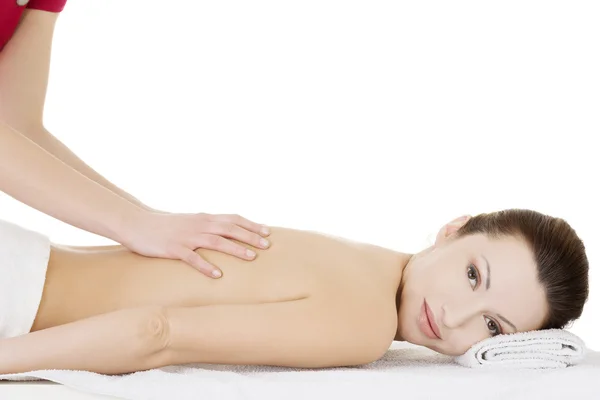 Preaty mulher relaxante sendo massageado no spa — Fotografia de Stock