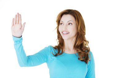 güzel bir kadın soyut ekranda seçim yapma