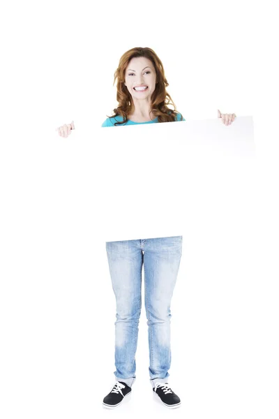 Mulher feliz com placa em branco — Fotografia de Stock