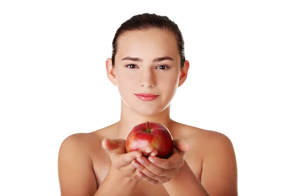 Счастливая девочка-подросток с яблоком — стоковое фото