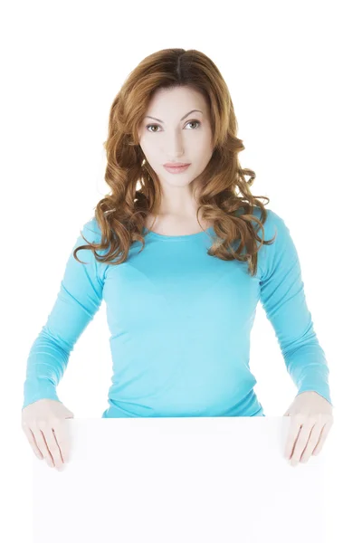 Mujer feliz con tablero en blanco — Foto de Stock