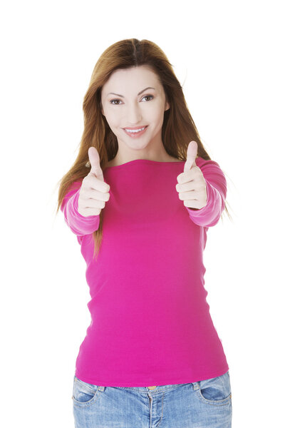 Красивая женщина показывает пальцами вверх
.