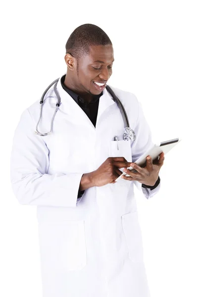 Medico sorridente utilizzando un computer tablet — Foto Stock