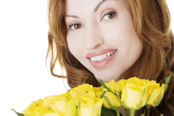 Glückliche Frau mit gelben Rosen — Stockfoto