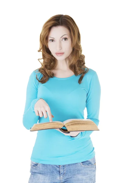Привлекательная взрослая женщина с книгой — стоковое фото