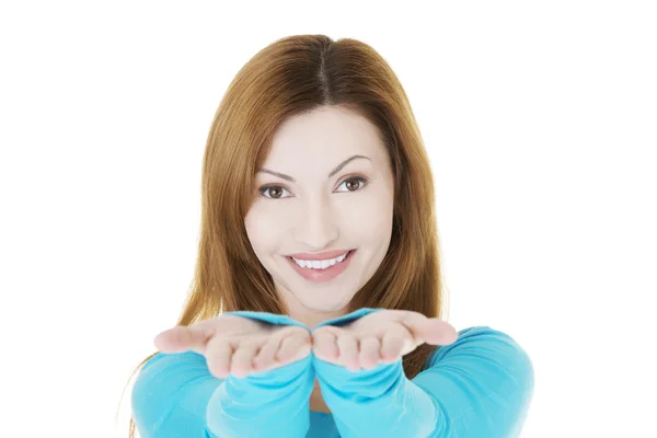 Feliz, mujer emocionada presentando espacio de copia — Foto de Stock