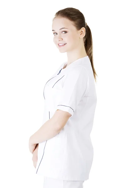 Медсестра або молодий лікар стоїть посміхаючись . — стокове фото