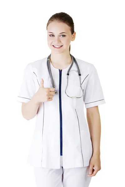 Genç bir kadın doktor veya hemşire Tamam el hareketi — Stok fotoğraf