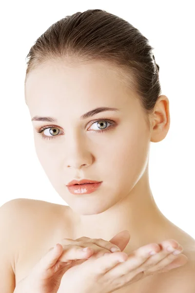 Vacker kvinnas ansikte med färska ren hud — Stockfoto