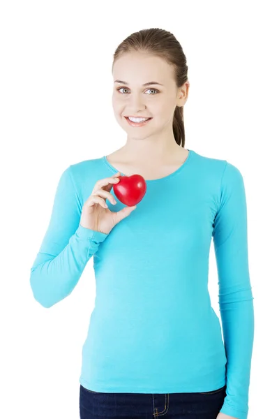 Söt flicka visar rött hjärta — Stockfoto
