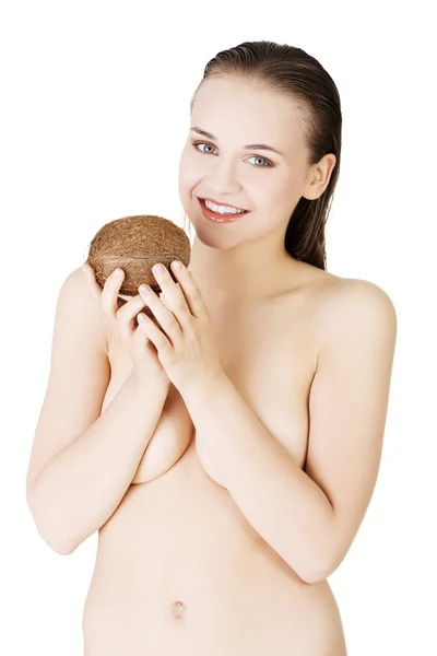 Mooie vrouw met kokos in handen — Stockfoto