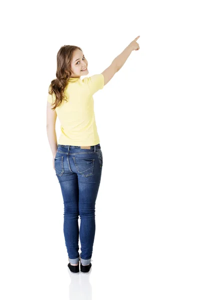 Blij, opgewonden jonge vrouw wijzend op kopie ruimte — Stockfoto