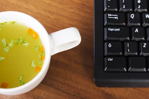 Soep cup op het werk. — Stockfoto