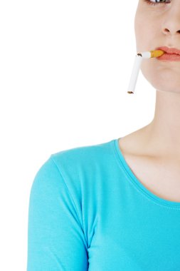 kırık sigara olan kadın.