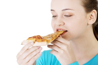 Pizza yiyen genç bir kadın.