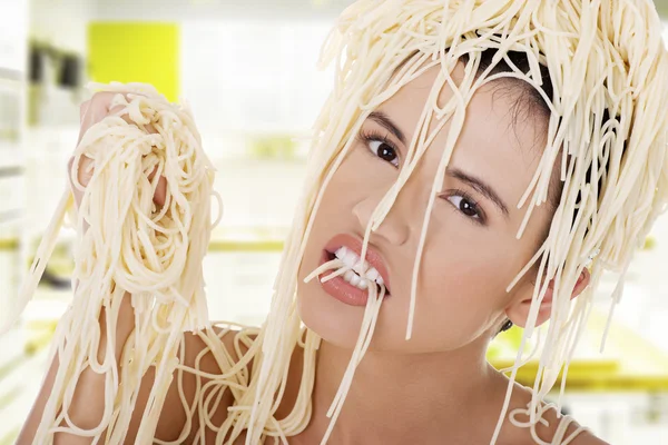 Ung vacker kvinna med spaghetti nudlar — Stockfoto