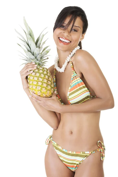 Mujer de verano feliz en bikini con piña . — Foto de Stock