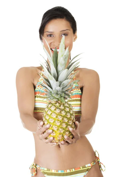 Glückliche Sommerfrau im Bikini mit Ananas. — Stockfoto